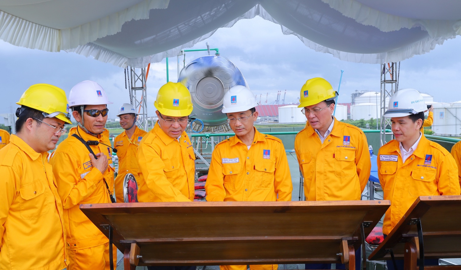 Đồng chí Lê Mạnh Hùng, Bí thư Đảng ủy, Chủ tịch HĐTV Petrovietnam khảo sát kho cảng LNG Thị Vải