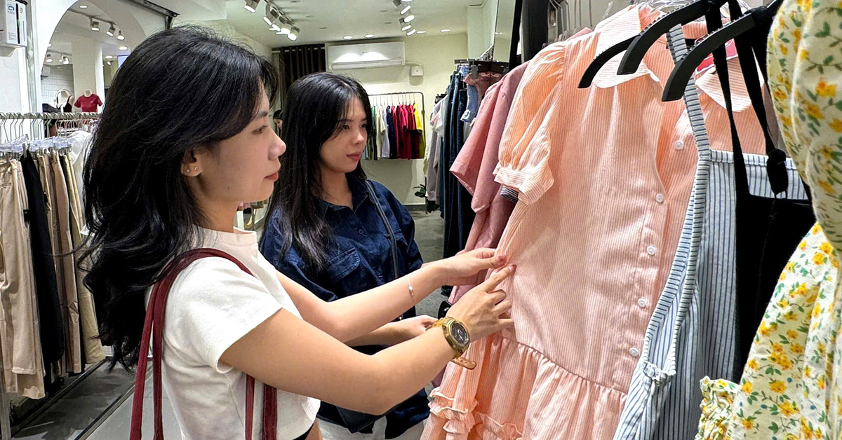 Young people are excited to hunt for year-end discount items