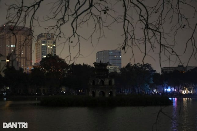 El lago Hoan Kiem es apenas hermoso cuando todas las luces están apagadas durante la Hora del Planeta (foto 3)