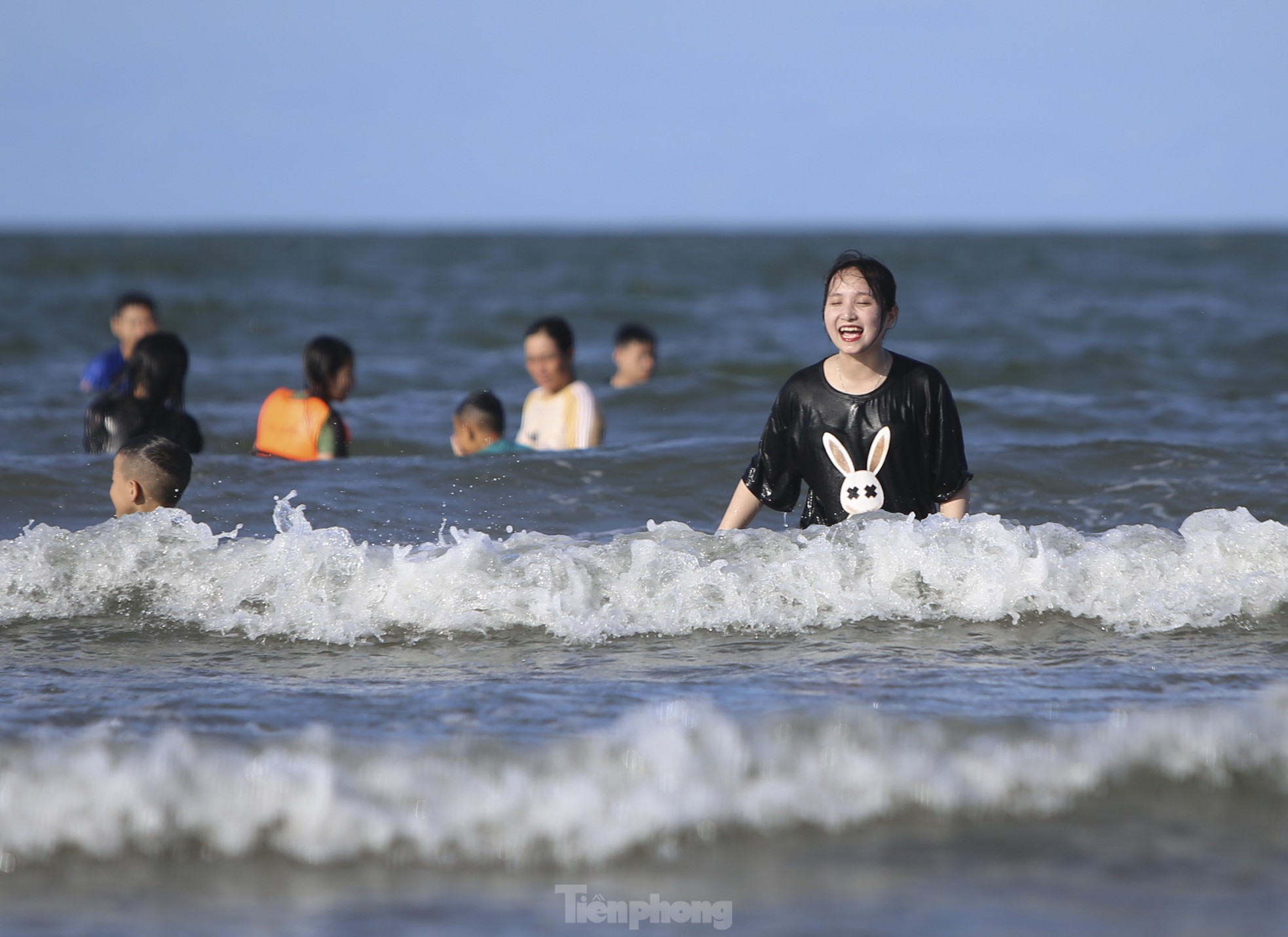 Hot weather, tourists flock to Ha Tinh beach to 'cool off' photo 6