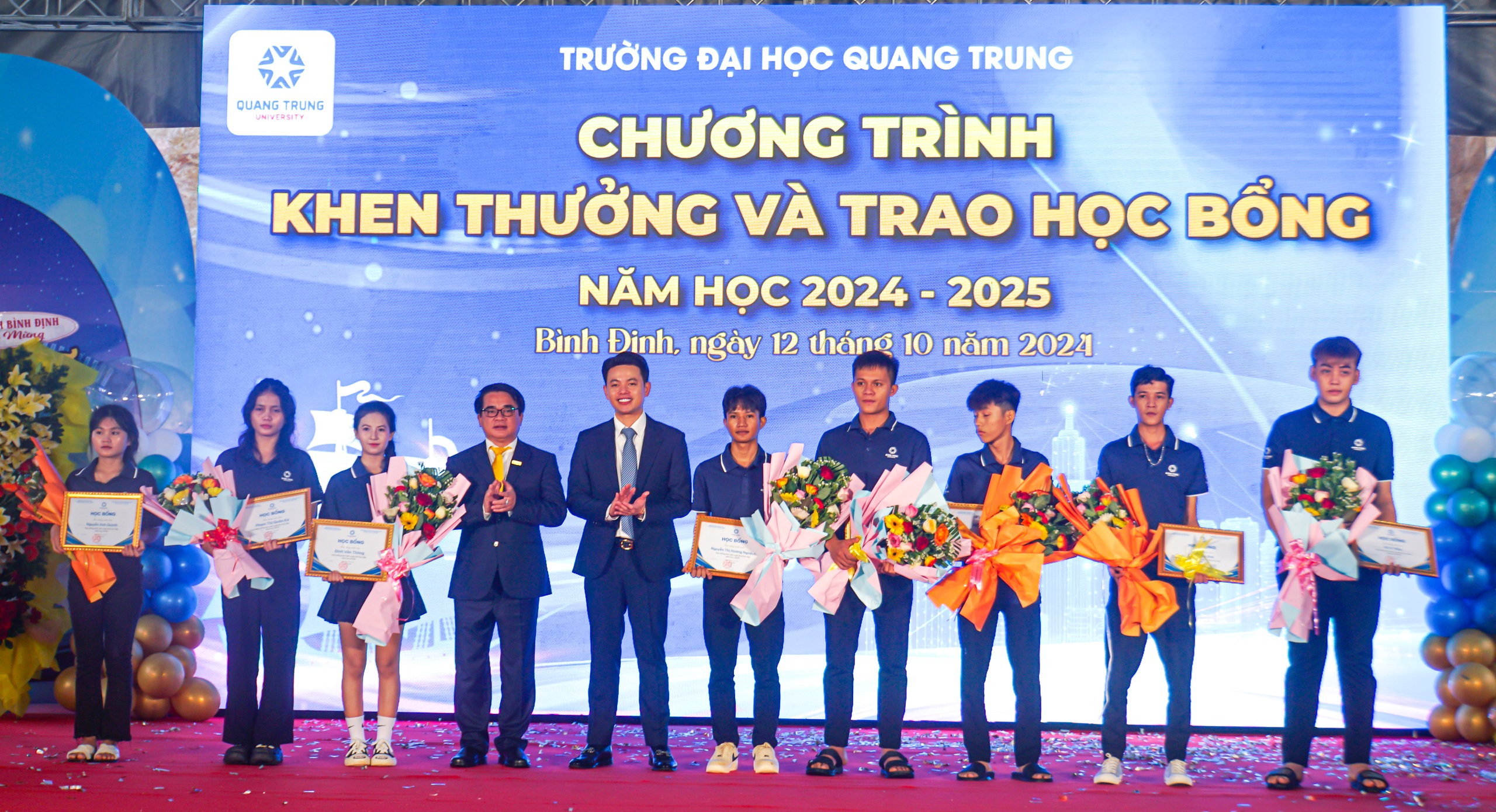 Khen thưởng, trao học bổng cho sinh viên có hoàn cảnh khó khăn- Ảnh 2.