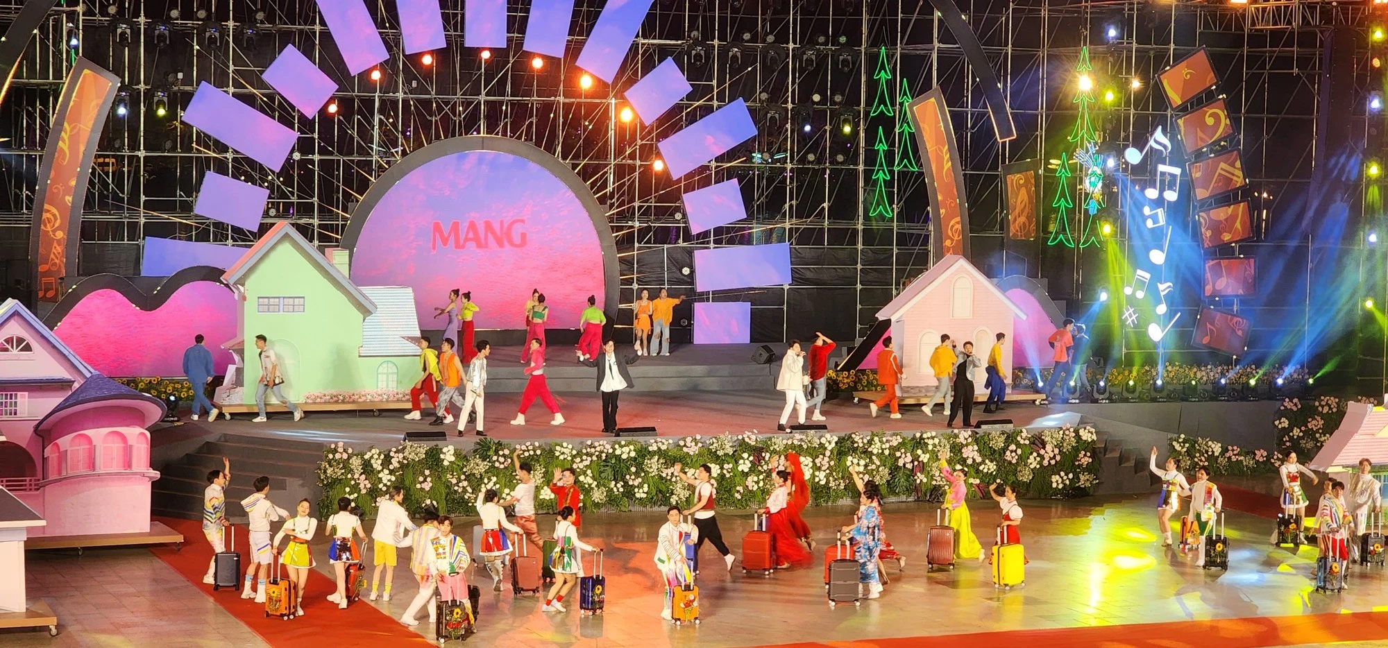 Hàng vạn người đến quảng trường Lâm Viên dự lễ kỷ niệm Đà Lạt 130 năm- Ảnh 21.