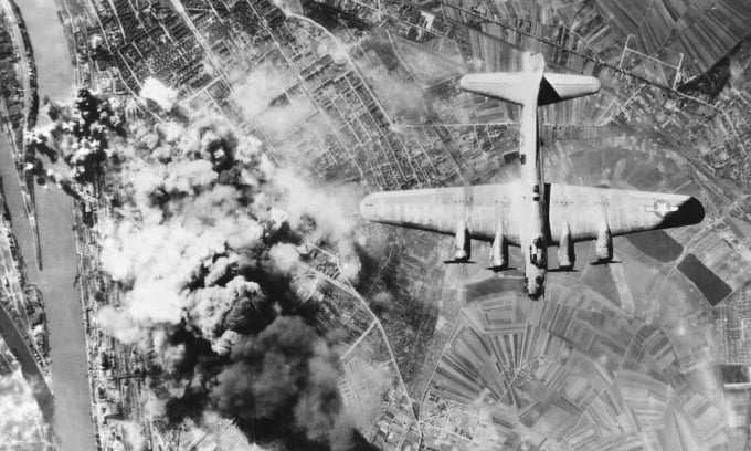 Máy bay Boeing B-17 Flying Fortress của Mỹ thả bom xuống nhà máy hóa chất và dầu tổng hợp Ludwigshafen ở Đức trong Thế chiến II. Ảnh: Everett Collection