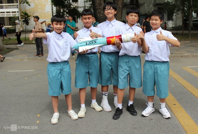 Un grupo de estudiantes de la escuela secundaria y preparatoria Dinh Thien Ly (HCMC) está entusiasmado con la competencia. Foto: NQ