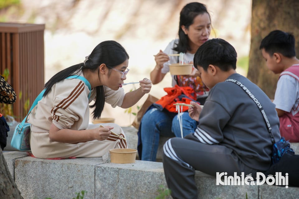 មហោស្រពវប្បធម៌ម្ហូបអាហារហាណូយឆ្នាំ 2024៖ ការកកស្ទះផ្លូវដោយសារមនុស្សរាប់ពាន់នាក់មកពិធីបុណ្យ - រូបថត 11