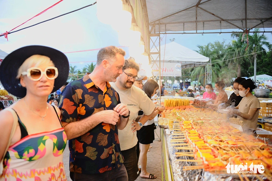 Foreign tourists enjoy the culinary festival of delicious seafood dishes in Binh Dinh