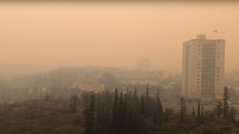 カナダの山火事は拡大を続け、何千人もの人々が避難を余儀なくされている。