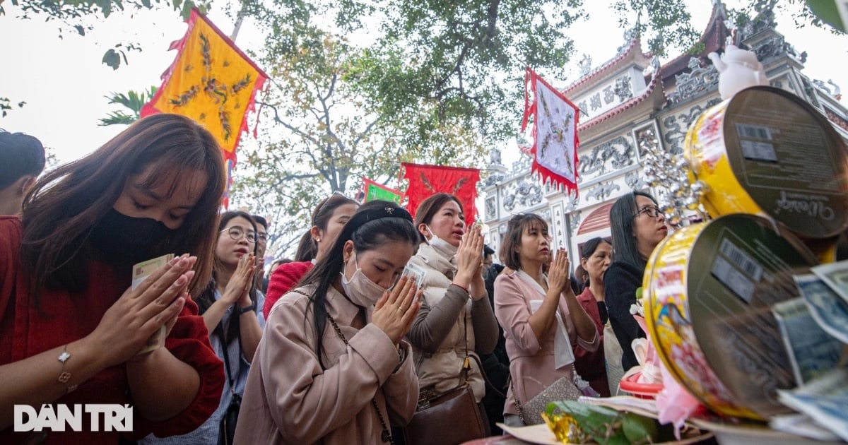 Tay Ho Temple is crowded with people offering prayers, tourists jostle to find a way out