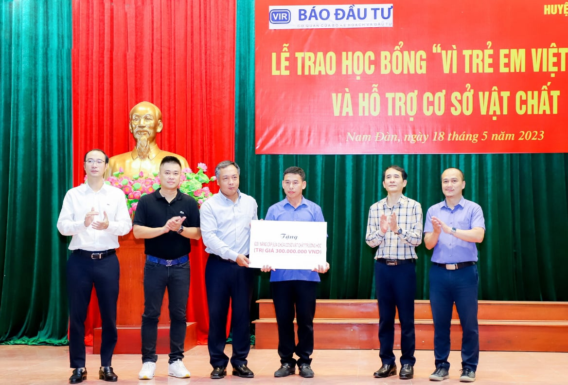 Investment fund to award 150 scholarships to poor students in Nam Dan and Hung Nguyen districts, Nghe An province.