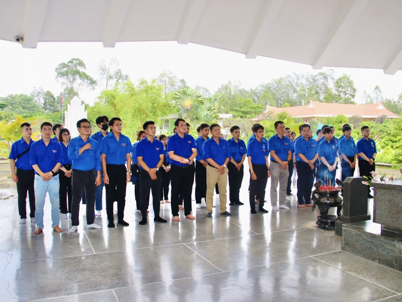 สหภาพเยาวชนโรงพยาบาล 1A ประสานงานกับมหาวิทยาลัย Nguyen Tat Thanh เพื่อดำเนินการเดินทางสู่แหล่งกำเนิด เยี่ยมชมและจุดธูปเทียนที่สุสานของรองประธานาธิบดี Nguyen Sinh Sac