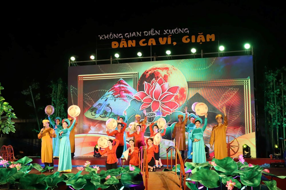 Re-enacting the space for performing Vi and Giam folk songs at Ho Chi Minh Square - photo 1