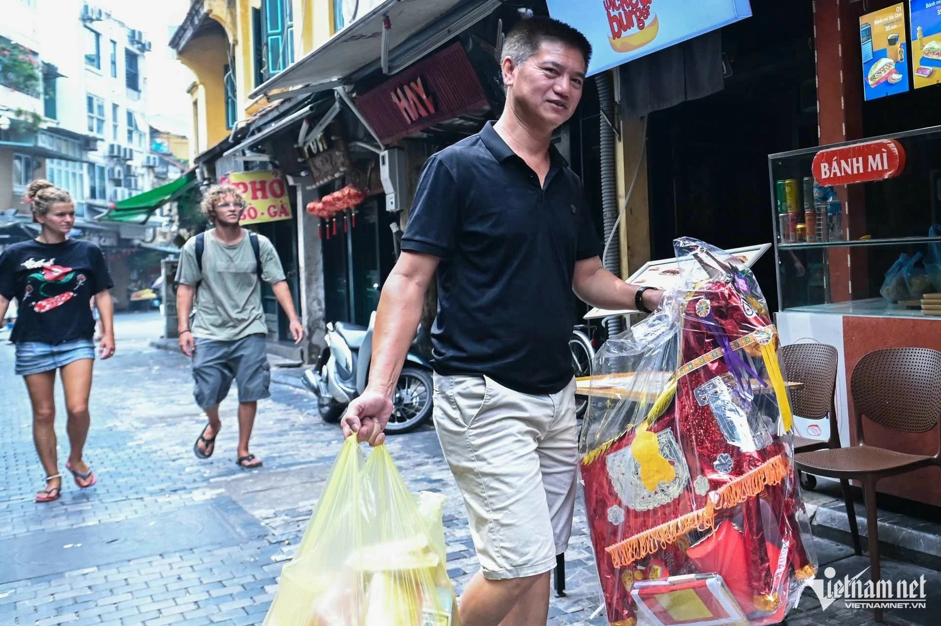 Người Hà Nội đốt vàng mã khắp vỉa hè, khách Tây thấy lạ mắt