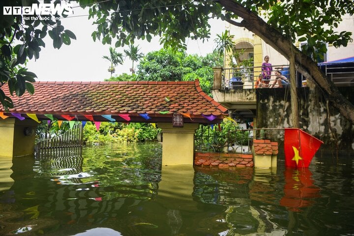 Überschwemmungsbild in der Gemeinde Nam Phuong Tien, Bezirk Chuong My, im Juli.