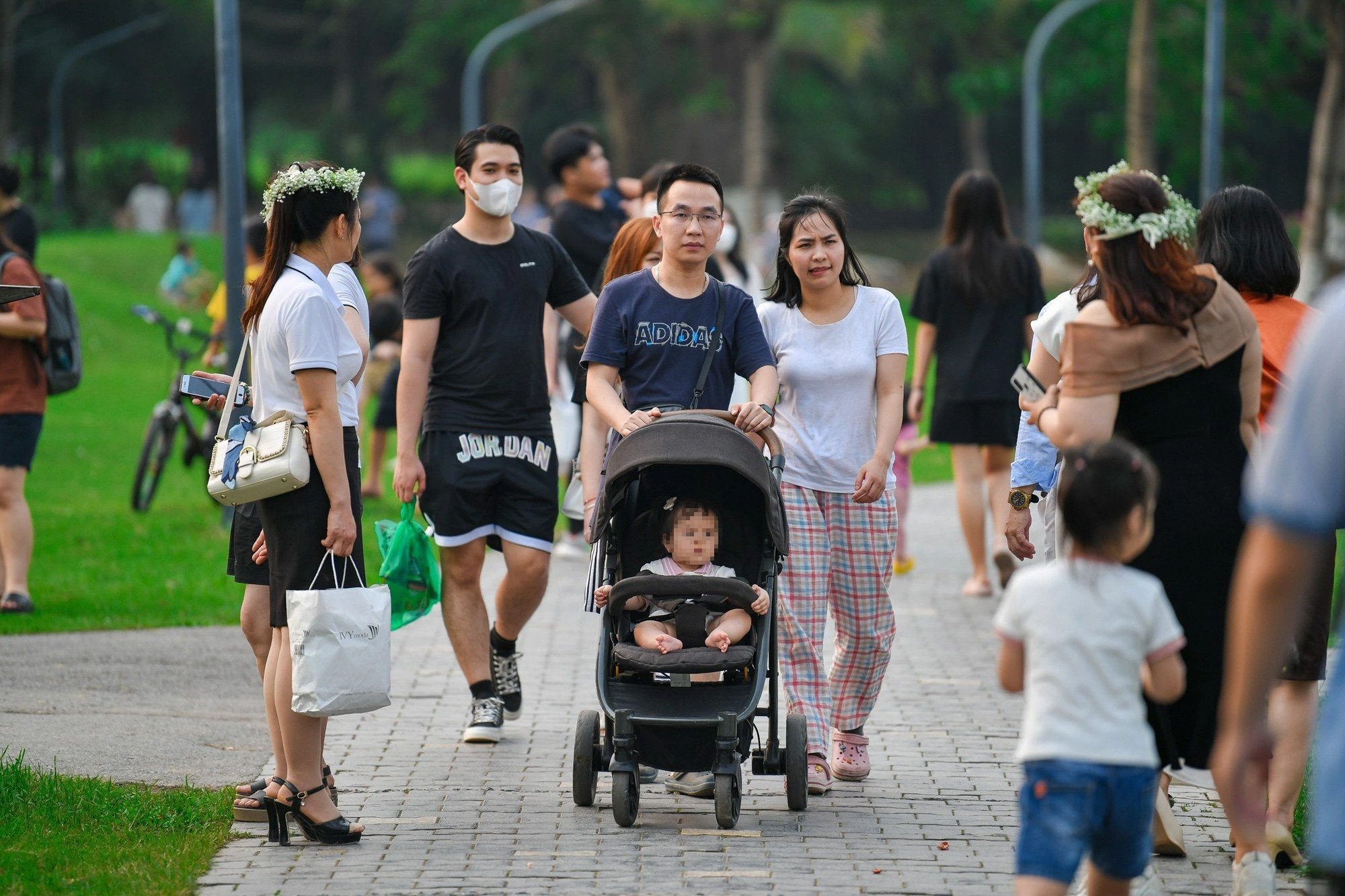 Người dân Hà Nội vui chơi tại công viên - Ảnh minh họa: NAM TRẦN