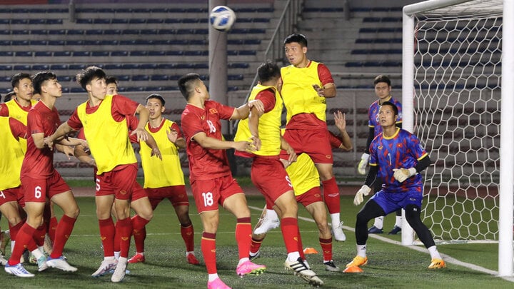 The Vietnamese team practices defending against high balls in set pieces. (Photo: VFF)