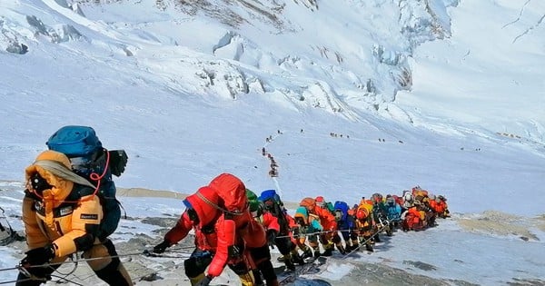 Bergsteiger stellt Rekord auf, indem er den vietnamesischen Milliardär Chinh Chu auf den Gipfel des Everest bringt