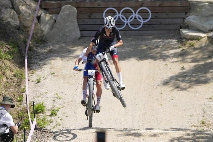 El momento en que Thomas Pidcock superó a Victor Koretzky.