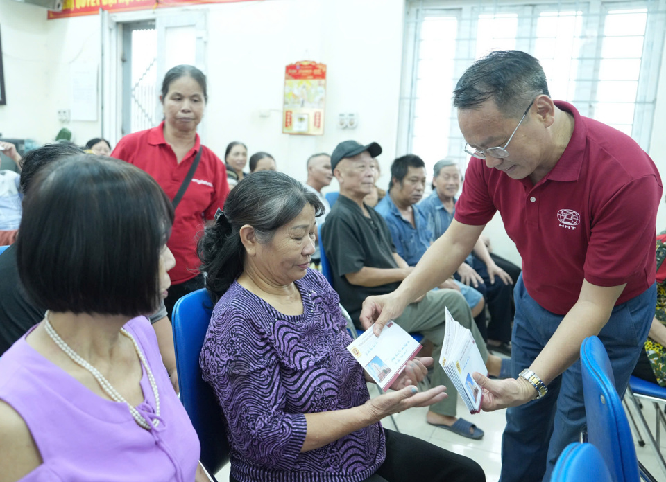 Cérémonie de remise de cadeaux dans le quartier de Thanh Tri. Photo TH