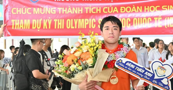 Hà Nội khen thưởng riêng hai học sinh có thành tích đặc biệt