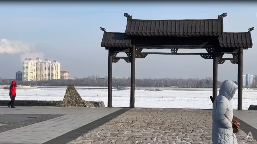 Die Freundschaft zwischen Russland und China, gesehen von der Stadt am Ufer des Heilongjiang (Foto 2).