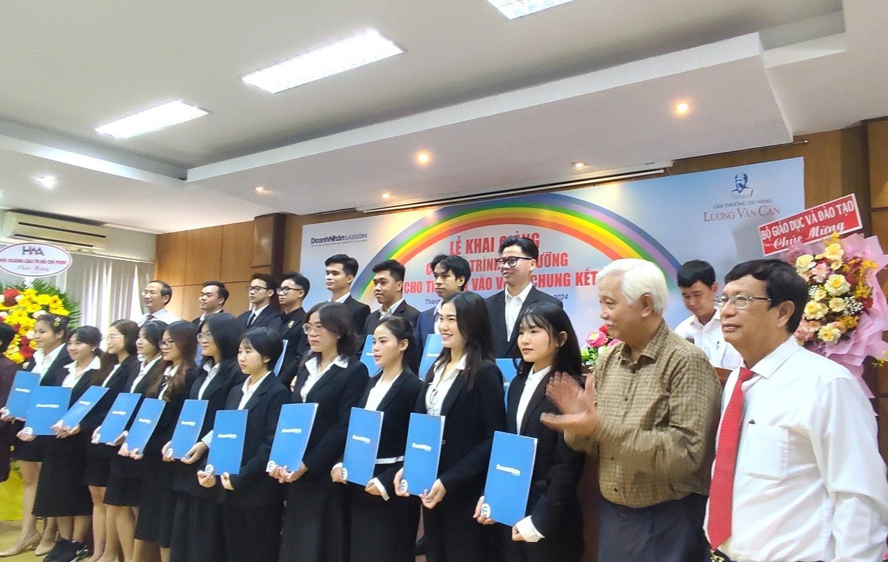 giai-thuong-luong-van-can.jpg