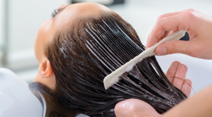 Lavar el cabello adecuadamente también ayuda a reducir la caída del cabello.