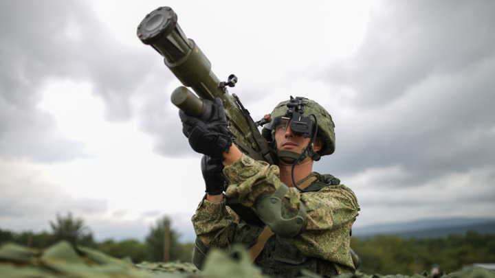 Un militar ruso sostiene un misil tierra-aire guiado por infrarrojos Igla-S 9K38. (Foto: RT)