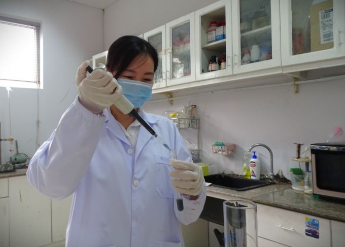 Nhà khoa học làm thí nghiệm công nghệ nano tại phòng lab Trung tâm nghiên cứu triển khai, Khu công nghệ cao TP HCM. Ảnh: Hà An