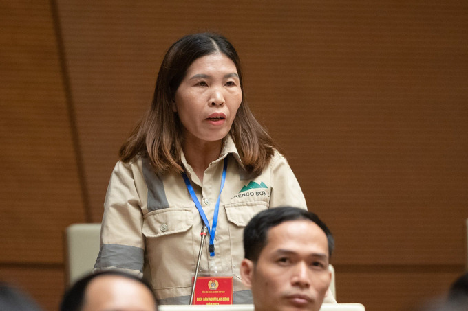 Mme Them a proposé que l'Assemblée nationale modifie la loi pour augmenter le soutien aux travailleurs du Fonds d'assurance-chômage à Dien Hong, le 28 juillet. Photo : Pham Thang