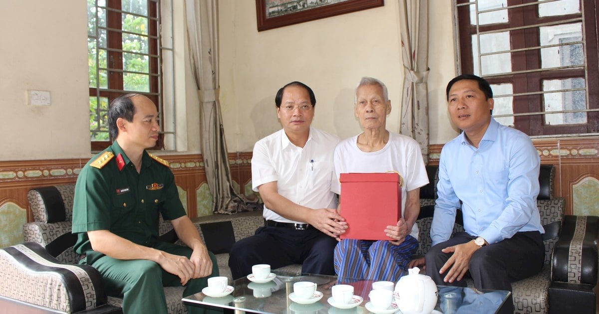 Lãnh đạo TP Hà Nội thăm, tặng quà người có công huyện Sóc Sơn, Mê Linh