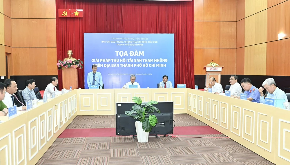 Journalist Nguyen Khac Van (standing), Deputy Editor-in-Chief of Saigon Giai Phong Newspaper, speaks at the discussion. Photo: VIET DUNG