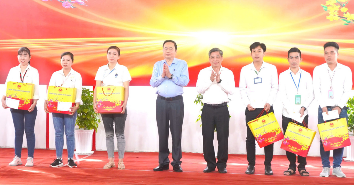 ประธานรัฐสภา Tran Thanh Man เยี่ยมชมและมอบของขวัญวันตรุษเต๊ตที่ Hau Giang