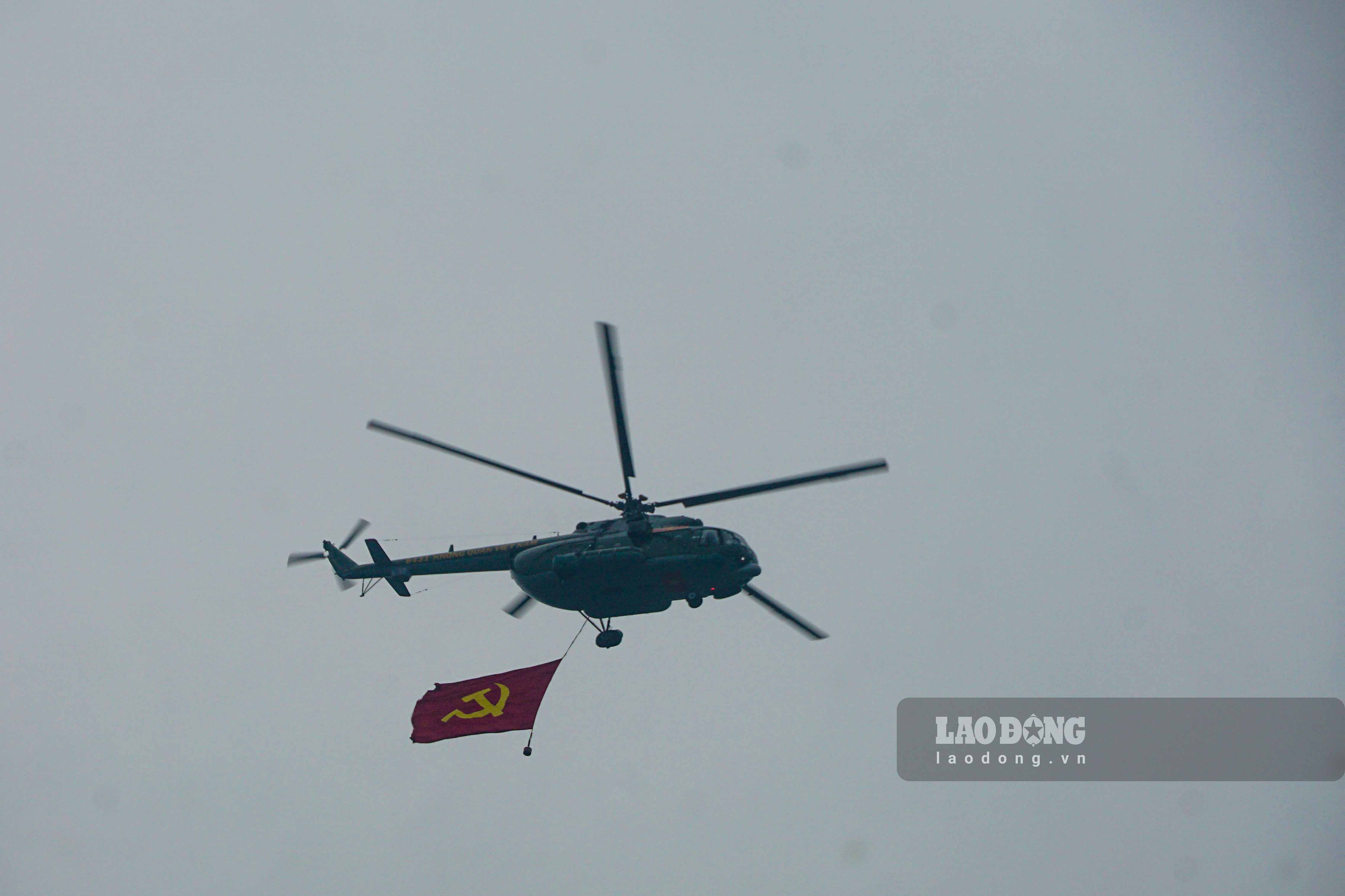 The highlight of the parade was the participation of the Artillery Force including 18 105mm howitzers and 12 helicopters flying over the Air Force stand.