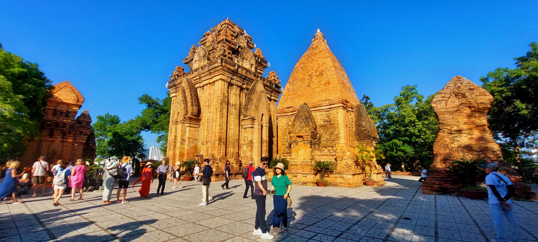 The Ponagar Tower relic has been equipped with a QR code to introduce information to visitors.