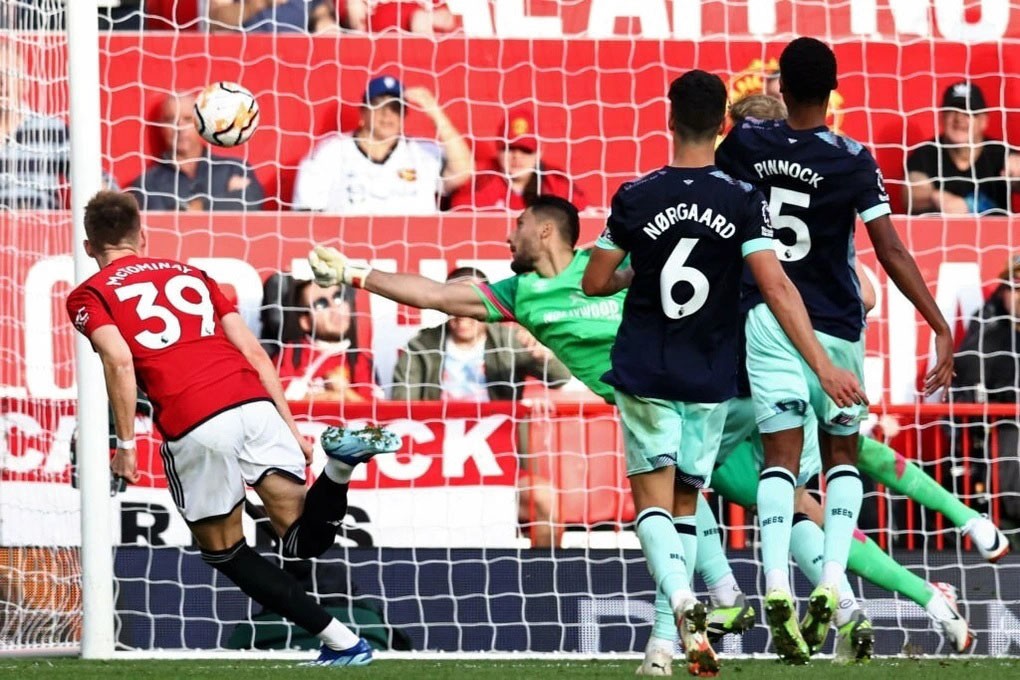 McTominay đánh đầu ghi bàn thắng vào lưới Brentford (Nguồn: Getty).