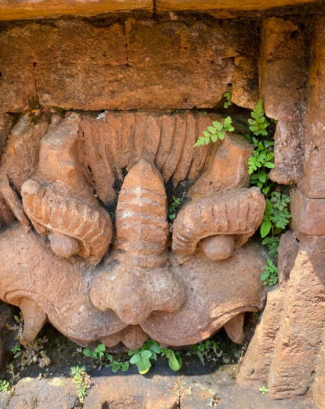 L'unique et unique ensemble de masques Kala existe encore intact au pied de l'ancienne tour. Photo : T.H.