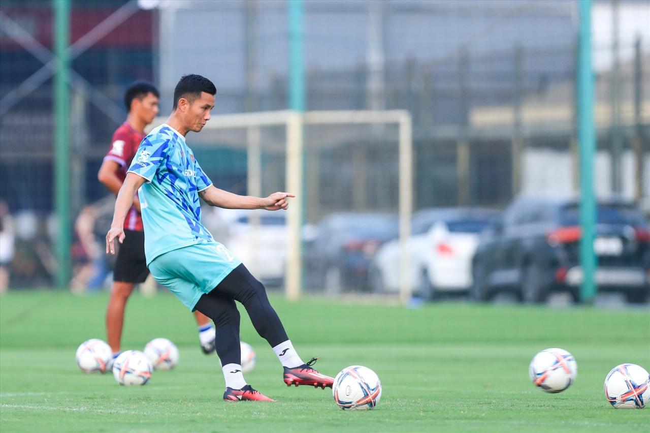 Goalkeepers practice separately with assistants.