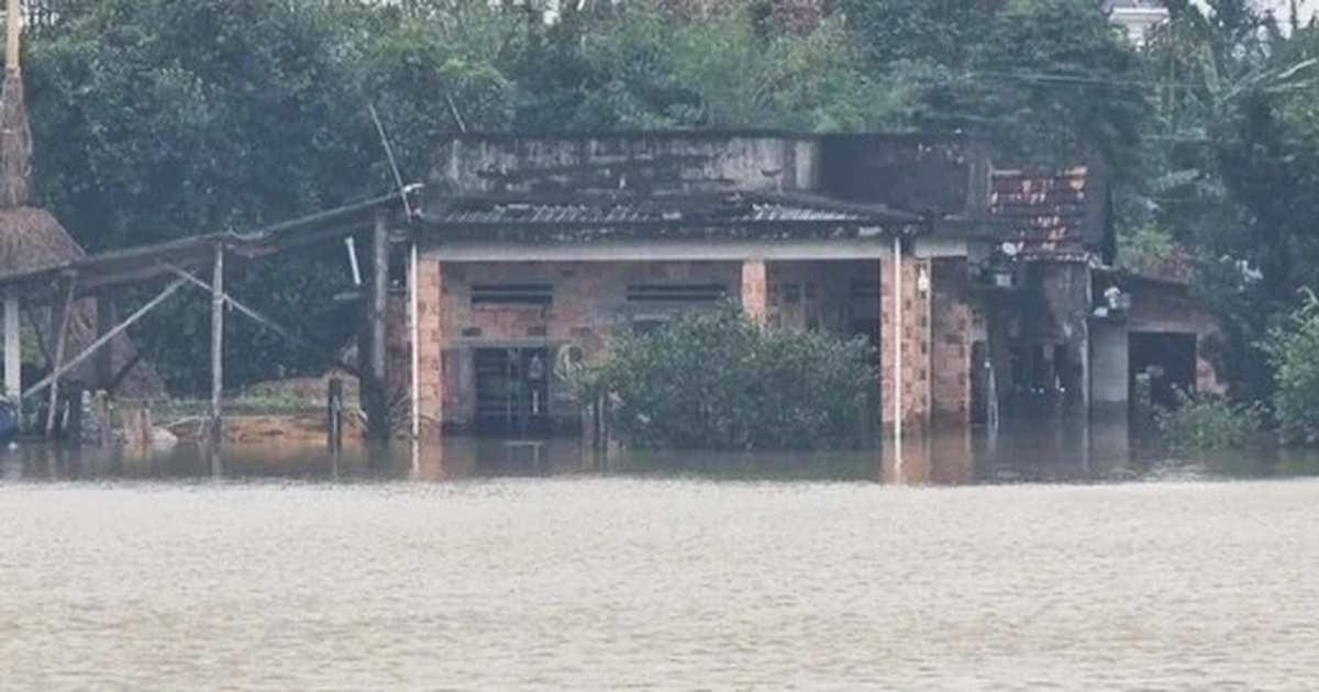 Les inondations augmentent rapidement, submergeant de nombreuses maisons à Quang Ngai