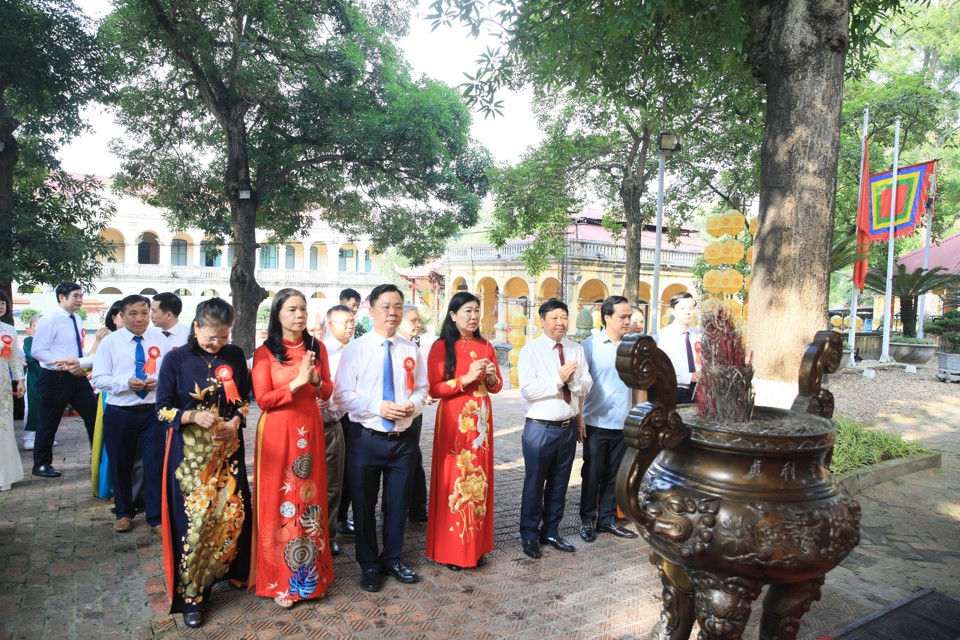 ประธานแนวร่วมปิตุภูมิเวียดนามประจำกรุงฮานอย นางเหงียน ลาน เฮือง และคณะ ร่วมทำพิธีถวายวรรณกรรมและธูปเทียน ณ พระราชวังกิญเทียน