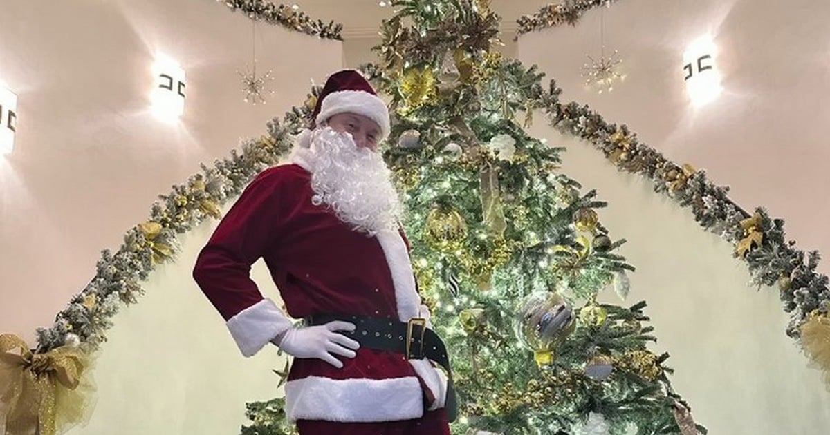 'Santa Claus' Elon Musk shows off weight loss method