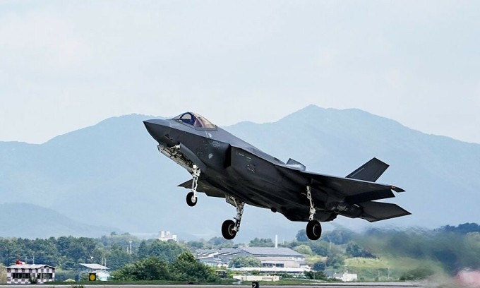 Un avión de combate F-35A despega de la base aérea de Cheongju, en Corea del Sur, a unos 147 kilómetros al sur de la capital, Seúl, el 21 de agosto. Foto: Yonhap