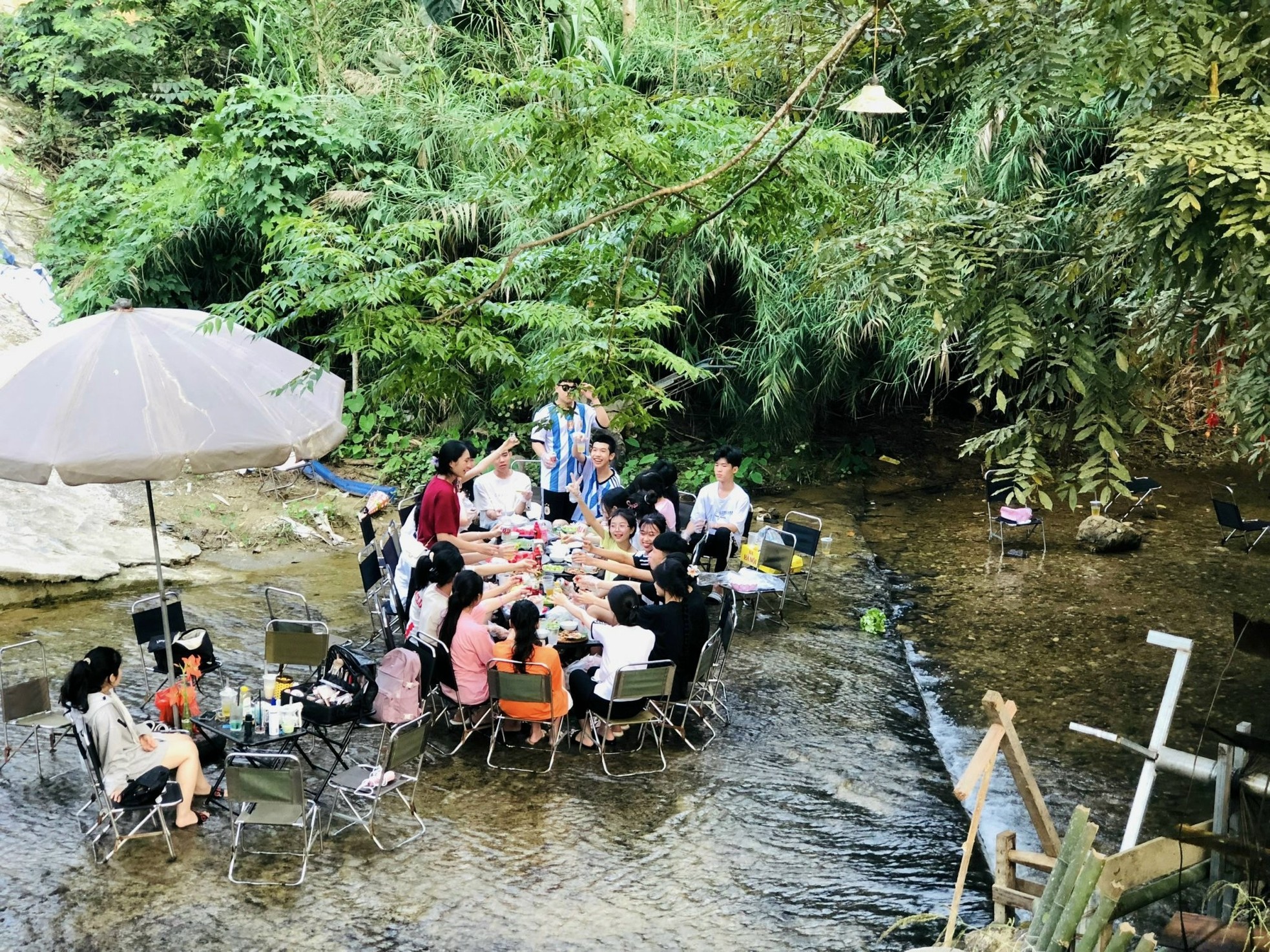 Young people invite each other to go up the mountain to avoid the heat: Eat grilled chicken, drink coffee by the stream photo 4