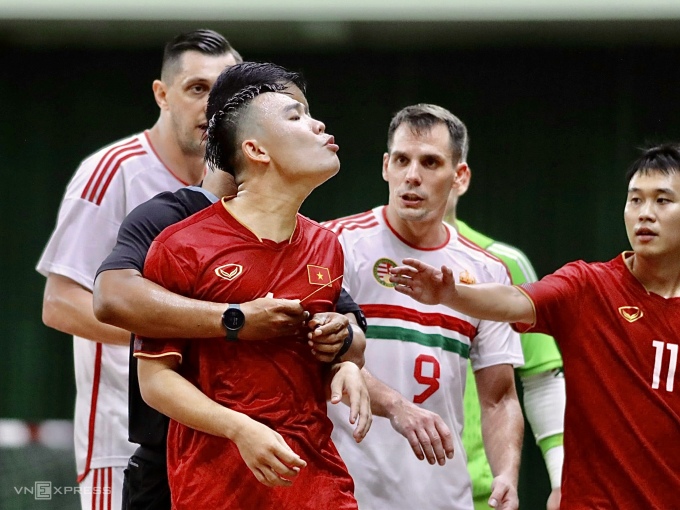 Chau Doan Phat (red shirt left) could not keep his cool and collided with a Hungarian player. Photo: Y Kien