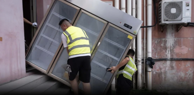 Nghề kinh doanh đồ cũ ngày càng phát triển khi ngày càng nhiều cửa hàng, quán ăn bị phá sản do ảnh hưởng sau đại dịch. Ảnh: Zhou Pinglang