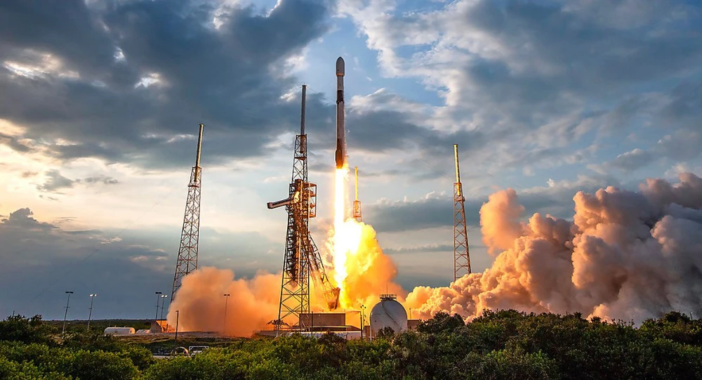 SpaceXのFalcon 9ロケット（米国）は、2024年7月にTurksat 6A衛星を軌道に乗せる予定です。写真: SPACEX