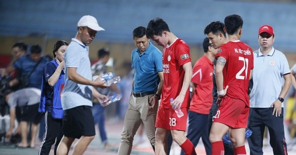 Trợ lý đội Thanh Hóa chê trọng tài, Hoàng Đức phải kiểm tra chấn thương