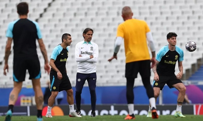 Coach Inzaghi (in white shirt) watches Inter players practice at Ataturk Stadium on June 9. Photo: inter.it