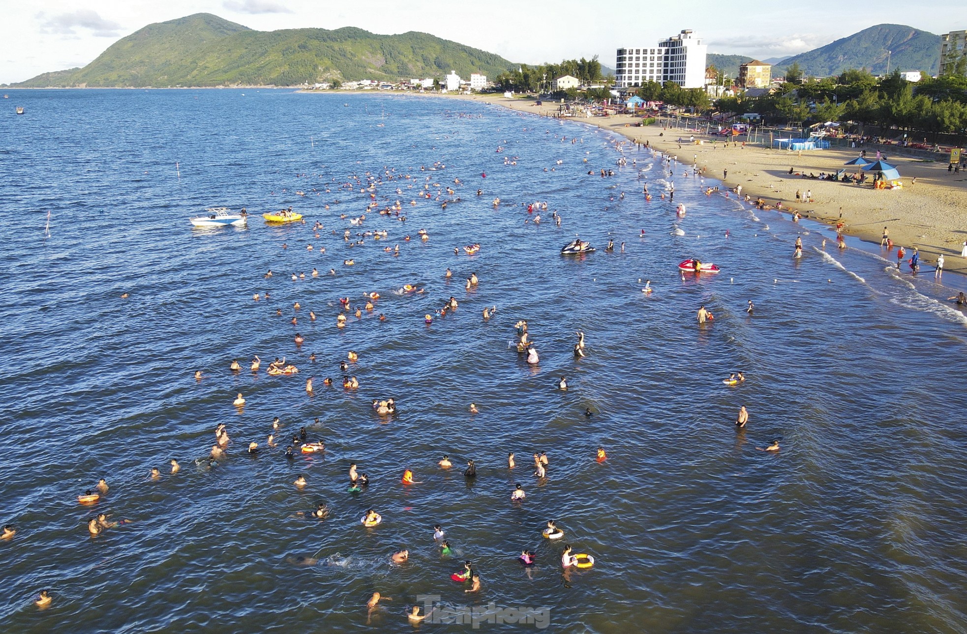 Hot weather, tourists flock to Ha Tinh beach to 'cool off' photo 11