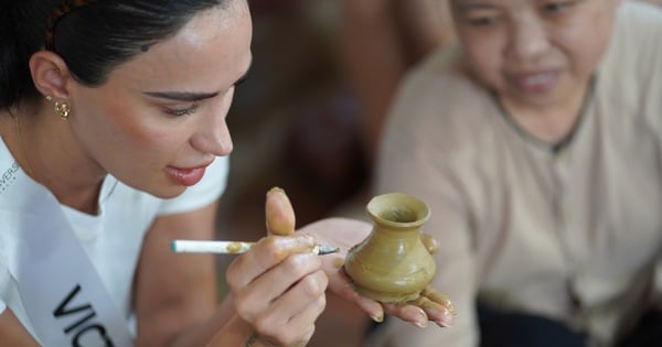 Australian beauty queens walk and make pottery, attracting attention in Hoi An