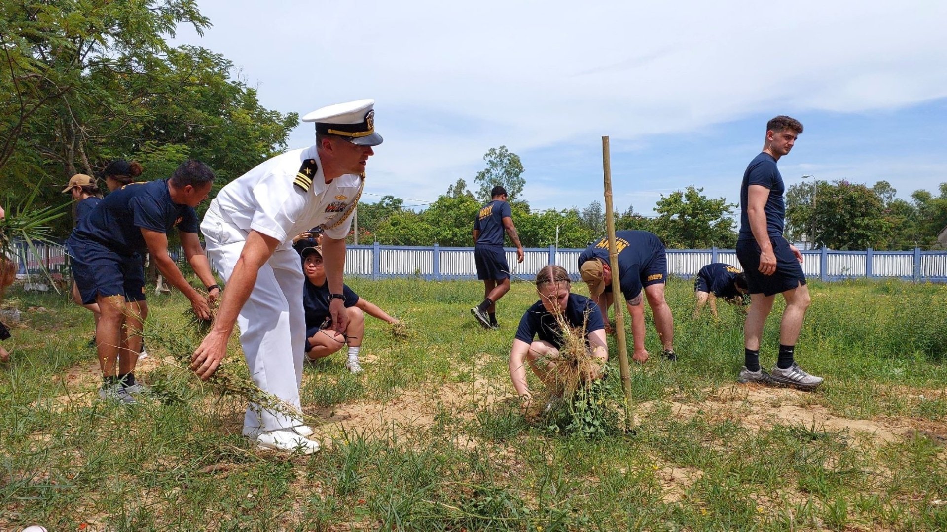 Sailors of the US aircraft carrier USS Ronald Reagan show off their skills as construction workers with orphans in Da Nang - 1